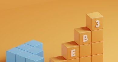 a blue block sitting on top of a yellow block