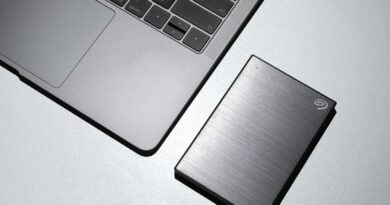 black iphone 7 on macbook